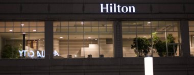 Tokyo, Japonya - 15 Ağustos 2018. Işıklı Hilton Hotel Sign Odaiba gece.