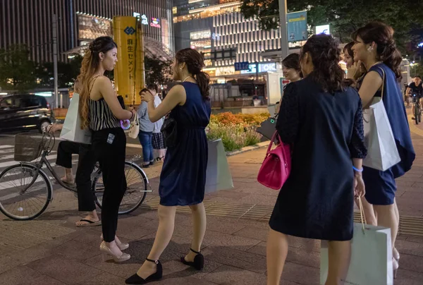 Fukuoka Japonya Ağustos 2018 Geceleri Yolun Ortasında Geçmeye Bekleyenler — Stok fotoğraf