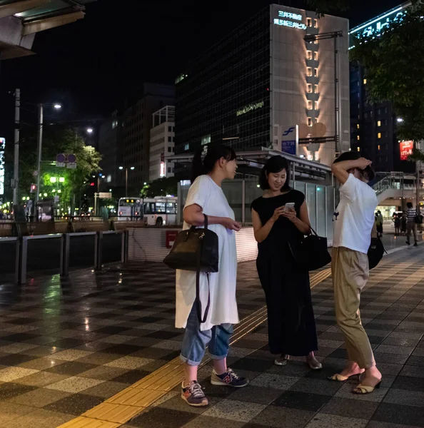 2018 福岡県 夜の福岡通り歩道で歩行者 — ストック写真
