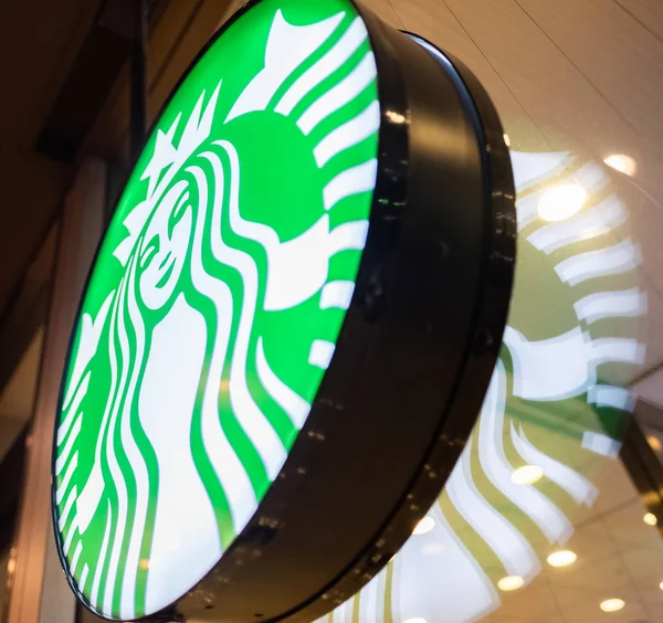 Fukuoka Japan August 2018 Nahaufnahme Des Beleuchteten Starbucks Kaffeehaus Schildes — Stockfoto