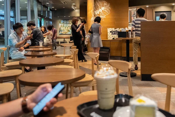 Fukuoka Japan Augusti 2018 Kundorder Ett Bord Ett Starbucks Kafé — Stockfoto