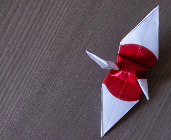 Grue Papier Origami Drapeau Japonais Sur Plateau Bois — Photo
