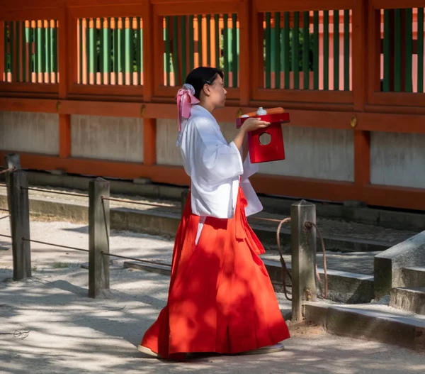 2018年8月5日 寺庙处女女祭司或被称为麦麦在日本语言在 Chikuzen 一宫住吉神社 — 图库照片