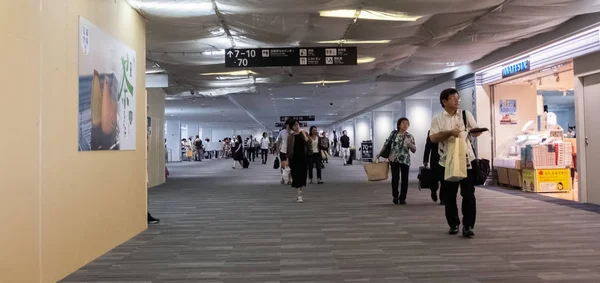 2018 福岡県 福岡空港の国内線ターミナルの出発エリアで歩いている乗客 — ストック写真