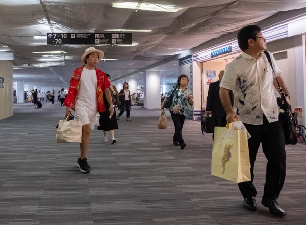 Fukuoka Japón Agosto 2018 Pasajeros Caminando Zona Salida Terminal Doméstica —  Fotos de Stock