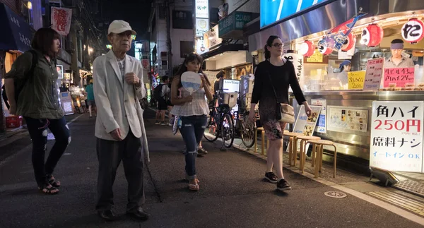 日本东京 2018年8月12日 人们晚上在 Shimokitazawa 街区街的后街散步 — 图库照片