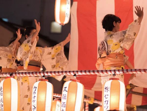 Tokyo, Japonya - 12 Ağustos 2018. Geleneksel yukata Shimokitazawa mahallede Bon Odori kutlama geceleri sahnede dans dansçılar.
