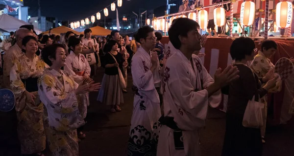 2018 東京都 夜下北沢地区盆踊りの祭典で踊る人々 の群衆 — ストック写真