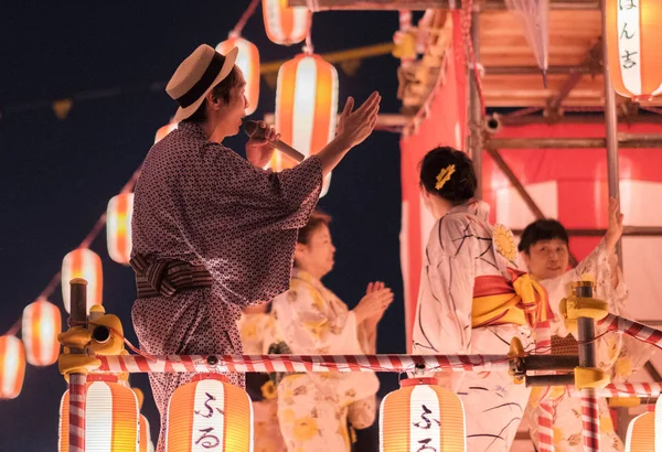 Tokyo, Japonya - 12 Ağustos 2018. Geleneksel yukata Shimokitazawa mahallede Bon Odori kutlama geceleri sahnede dans dansçılar.