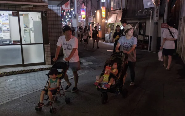 2018 東京都 夜の下北沢の通りの裏通りを歩いて人々 — ストック写真