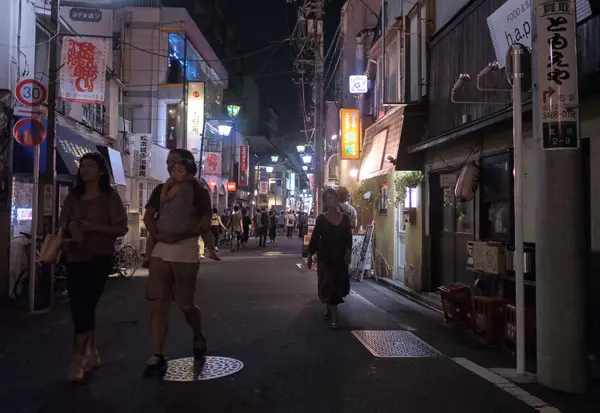 2018 東京都 夜の下北沢の通りの裏通りを歩いて人々 — ストック写真