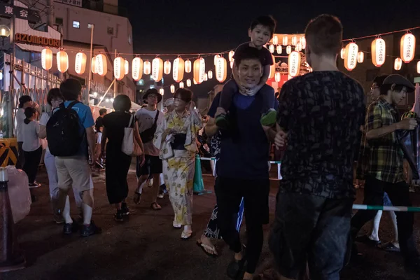 2018 東京都 夜の下北沢地区盆踊りお祝いに人だかり — ストック写真