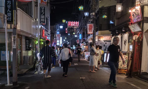 2018 東京都 夜の下北沢の通りの裏通りを歩いて人々 — ストック写真