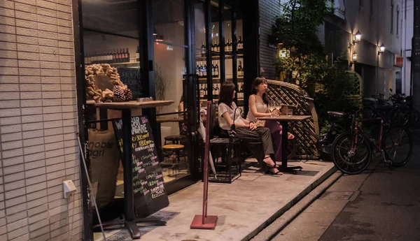 Tokyo Japan August 2018 Menschen Sitzen Nachts Vor Einem Geschäft — Stockfoto