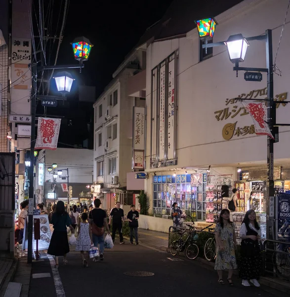 2018 東京都 夜の下北沢の通りの裏通りを歩いて人々 — ストック写真