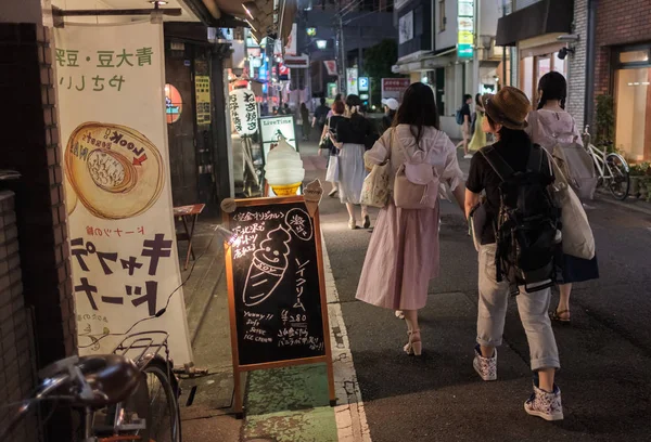 日本东京 2018年8月12日 人们晚上在 Shimokitazawa 街区街的后街散步 — 图库照片