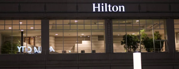 Tokio Japón Agosto 2018 Iluminado Hilton Hotel Señal Noche Odaiba — Foto de Stock