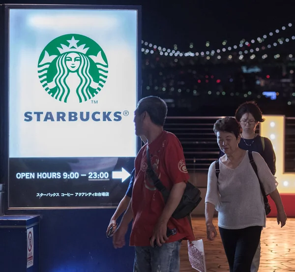 Tokyo Japan August 2018 Menschen Bei Einem Staebucks Kaffeehaus Schild — Stockfoto