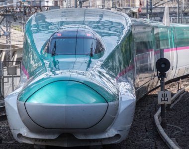 Tokyo, Japonya - 17 Ağustos 2018. Yüksek hızlı tren Tokyo Tren İstasyonu platformu.