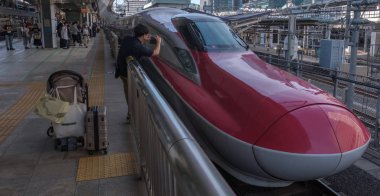Tokyo, Japonya - 17 Ağustos 2018. Yüksek hızlı tren Tokyo Tren İstasyonu platformu.