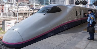 Tokyo, Japonya - 17 Ağustos 2018. Yüksek hızlı tren Tokyo Tren İstasyonu platformu gelen.