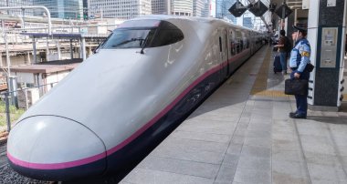 Tokyo, Japonya - 17 Ağustos 2018. Yüksek hızlı tren Tokyo Tren İstasyonu platformu gelen.