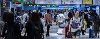 Tokyo, Japonya - 17 Ağustos 2018. Commuters Tokyo Tren istasyonunda. Seçici odak.