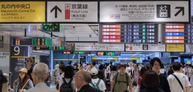Tokyo, Japonya - 17 Ağustos 2018. Commuters Tokyo Tren istasyonunda. Seçici odak.