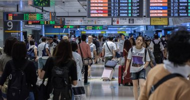 Tokyo, Japonya - 17 Ağustos 2018. Commuters Tokyo Tren istasyonunda. Seçici odak.