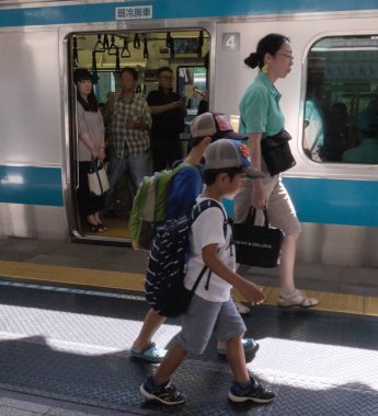 Tokyo, Japonya - 17 Ağustos 2018. Japon çocuk Tokyo Tren İstasyonu platformu.