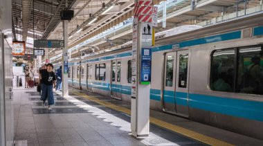Tokyo, Japonya - 17 Ağustos 2018. Commuters Tokyo Tren İstasyonu platformu.