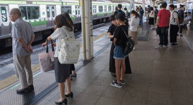Tokyo, Japonya - 17 Ağustos 2018. Commuters Tokyo Tren İstasyonu platformu.