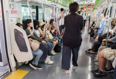 Tokyo, Japonya - 17 Ağustos 2018. Taşıt içinde Japonya demiryolu yolcu treni.