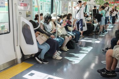 Tokyo, Japonya - 17 Ağustos 2018. Taşıt içinde Japonya demiryolu yolcu treni.