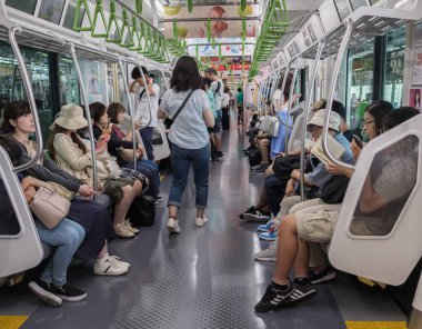 Tokyo, Japonya - 17 Ağustos 2018. Taşıt içinde Japonya demiryolu yolcu treni.