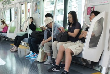 Tokyo, Japonya - 17 Ağustos 2018. Taşıt içinde Japonya demiryolu yolcu treni.