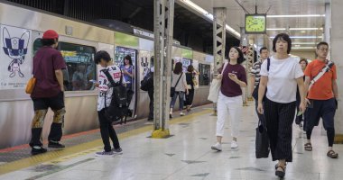 Tokyo, Japonya - 17 Ağustos 2018. Commuters Shibuya Japonya demiryolu istasyonu platformu