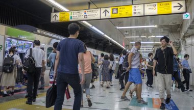 Tokyo, Japonya - 17 Ağustos 2018. Commuters Shibuya Japonya demiryolu istasyonu platformu