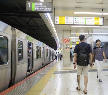 Tokyo, Japonya - 17 Ağustos 2018. Commuters Shibuya Japonya demiryolu istasyonu platformu