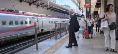 Tokyo, Japonya - 17 Ağustos 2018. Commuters Tokyo Tren İstasyonu platformu.
