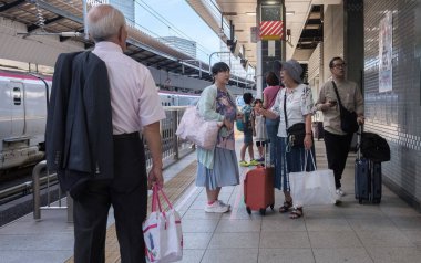 Tokyo, Japonya - 17 Ağustos 2018. Commuters Tokyo Tren İstasyonu platformu.