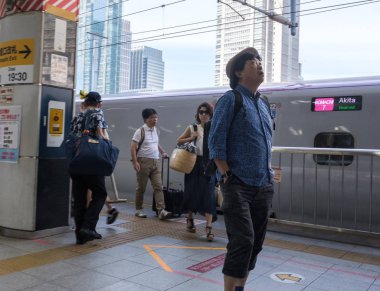 Tokyo, Japonya - 17 Ağustos 2018. Commuters Tokyo Tren İstasyonu platformu.