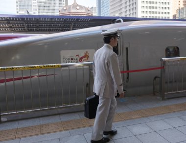Tokyo, Japonya - 17 Ağustos 2018. Yüksek hızlı tren Tokyo Tren İstasyonu yürüme iletkenler.