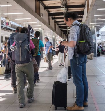 Tokyo, Japonya - 17 Ağustos 2018. Commuters Tokyo Tren İstasyonu platformu.