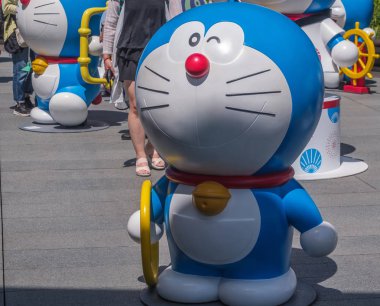Tokyo, Japonya - 20 Ağustos 2018. Kalabalık Doraemon heykeller Roppongi Hills insanlar.