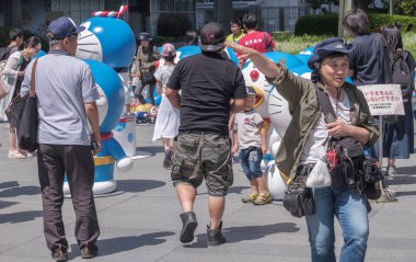 Tokyo, Japonya - 20 Ağustos 2018. Kalabalık Doraemon heykeller Roppongi Hills insanlar.