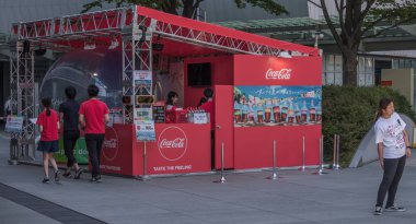 Tokyo, Japonya - 20 Ağustos 2018. Coca Cola ahır at Roppongi Hills.