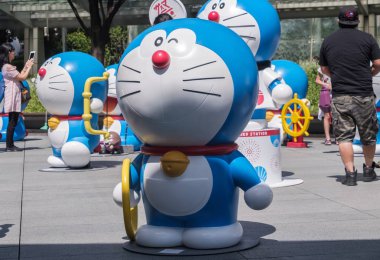 Tokyo, Japonya - 20 Ağustos 2018. Kalabalık Doraemon heykeller Roppongi Hills insanlar.