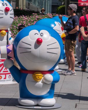 Tokyo, Japonya - 20 Ağustos 2018. Kalabalık Doraemon heykeller Roppongi Hills insanlar.