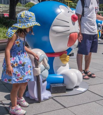 Tokyo, Japonya - 20 Ağustos 2018. Doraemon heykeller Roppongi Hills için yapılan kalabalık çocuk.
